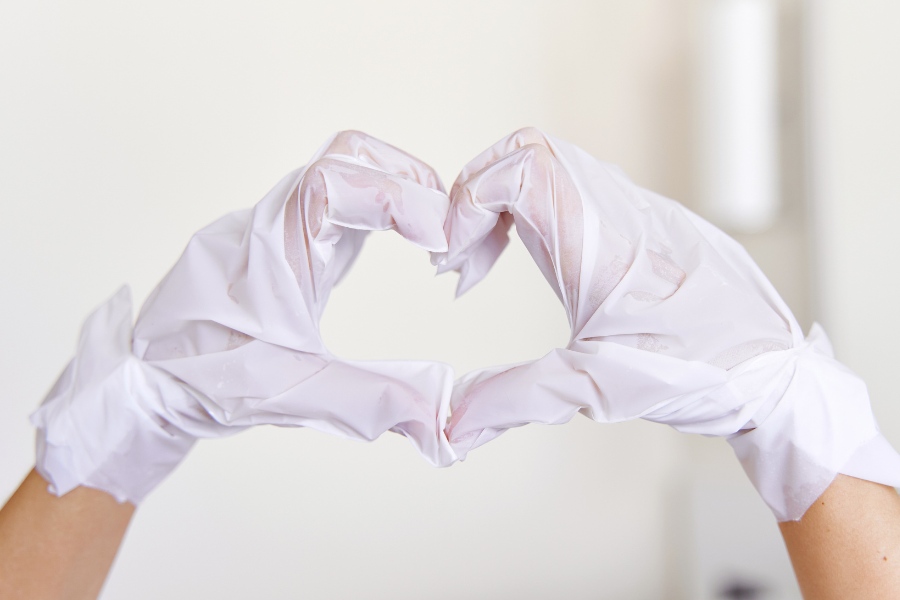 Chăm chỉ dùng mặt nạ tay cũng là cách chăm sóc da tay hiệu quả