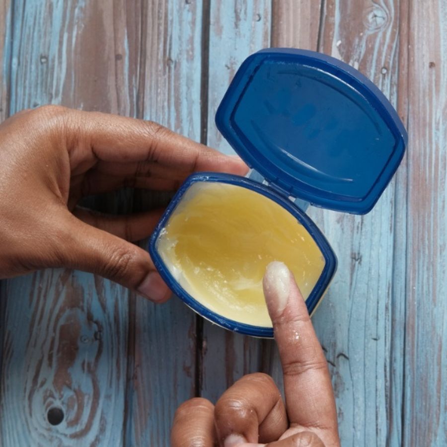 Cách dưỡng móng tay bằng Vaseline tại nhà hiệu quả