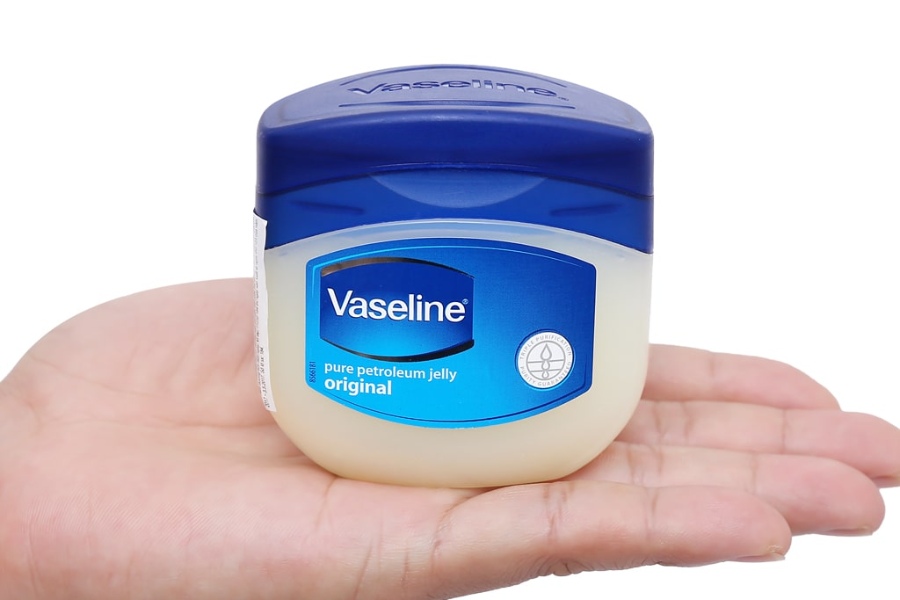 Vaseline giúp dưỡng ẩm, giảm nguy cơ móng giòn