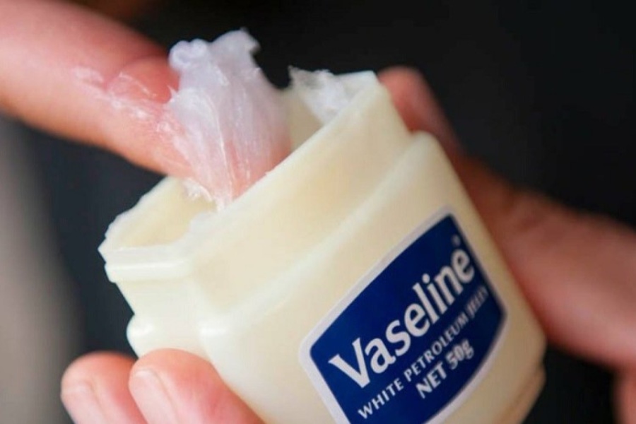 Dưỡng móng chuyên sâu với Vaseline để qua đêm