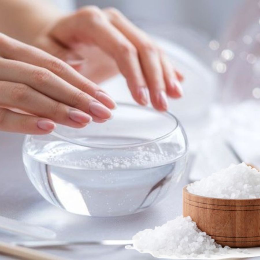 Cách làm móng tay nhanh dài bằng nước muối - "Rẻ mà hiệu quả"