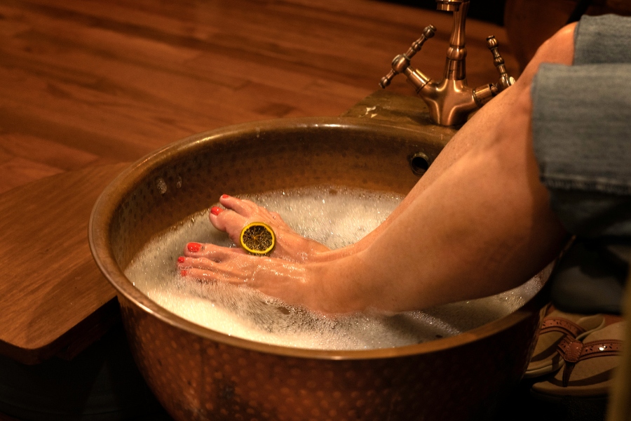 Ngâm chân thảo dược thư giãn, làm mềm da và kích thích tuần hoàn