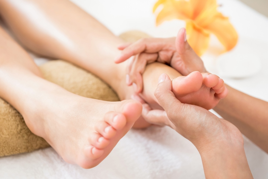 Dưỡng ẩm & massage thư giãn, phục hồi đôi chân mềm mịn