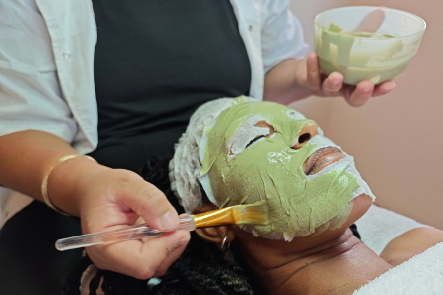 Đắp mặt nạ dưỡng da kết hợp massage cầu lạnh giúp da mịn màng