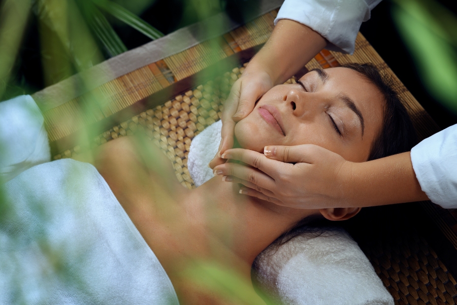 Bước khai huyệt giúp thư giãn cơ mặt, kích thích tuần hoàn