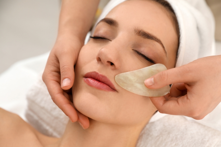 Massage nâng cơ bằng ngọc thạch giúp da săn chắc, hồng hào