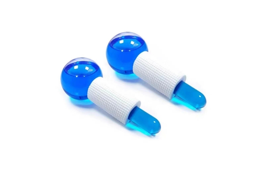 Massage bằng cầu lạnh thủy tinh giúp tái tạo và se khít lỗ chân lông