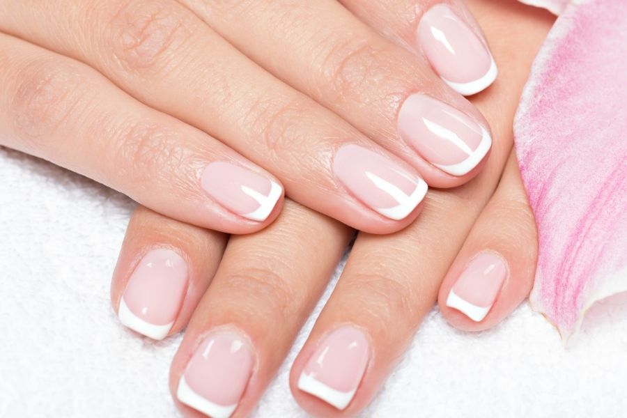 Chuyên viên sẽ kiểm tra tình trạng của móng trước khi thực hiện