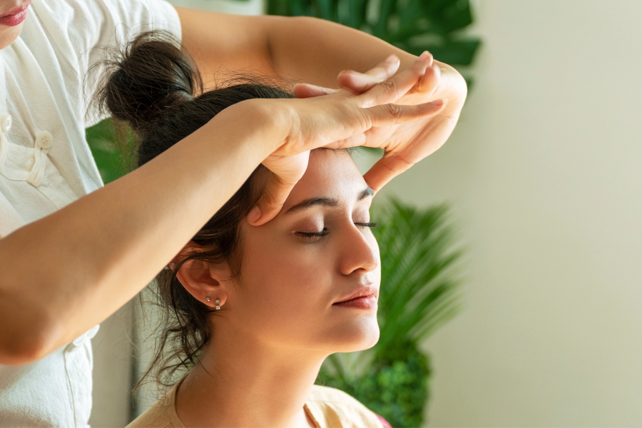 Massage cổ vai gáy thường xuyên giúp giảm đau mỏi, lưu thông khí huyết và cải thiện sức khỏe toàn thân
