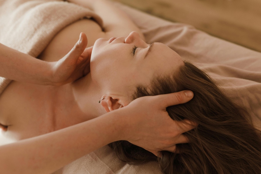 Massage vai gáy phù hợp hầu hết mọi người, giúp thư giãn và giảm đau mỏi