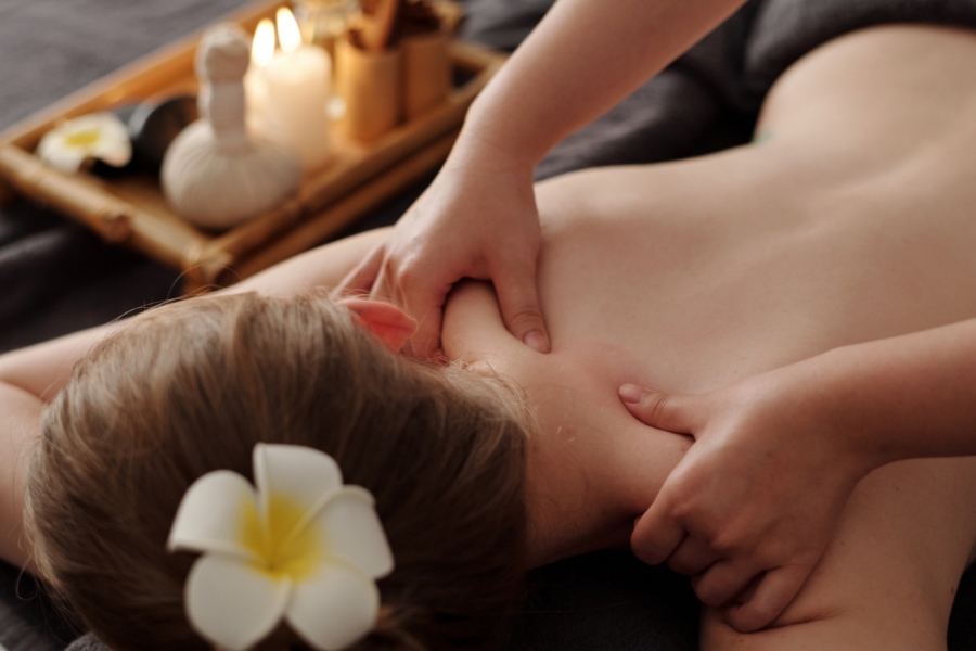 Massage cổ vai gáy chuyên sâu giúp giảm đau mỏi và thư giãn toàn thân