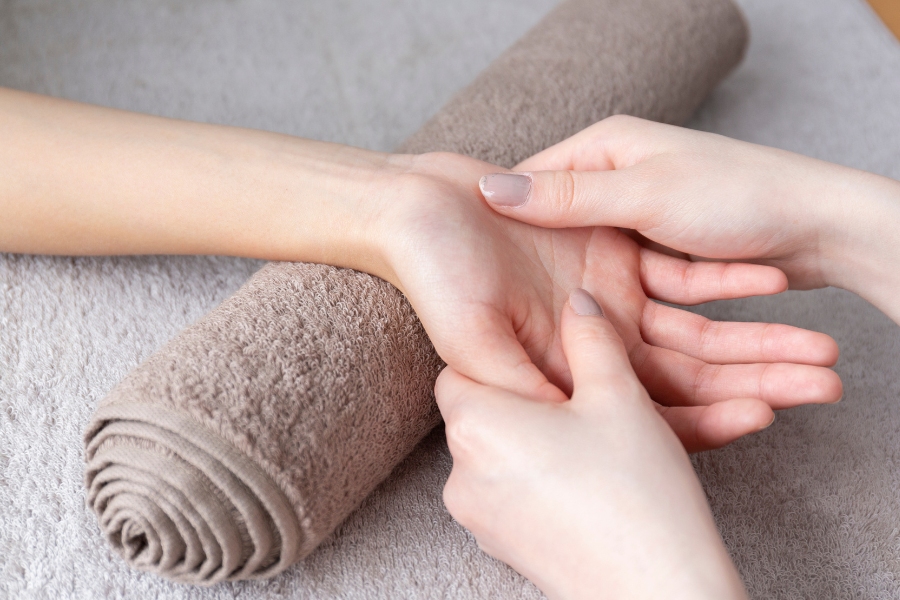 Đội ngũ kỹ thuật viên chuyên nghiệp tại Rin Nails mang đến massage tay hiệu quả và thư giãn