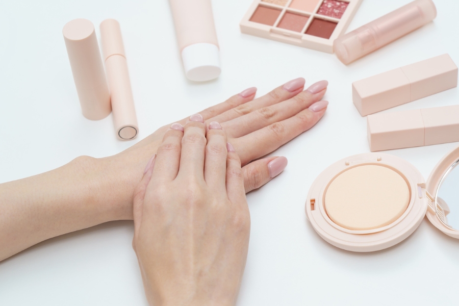 Massage tay với tinh dầu thiên nhiên giúp da mềm mịn và phục hồi tự nhiên