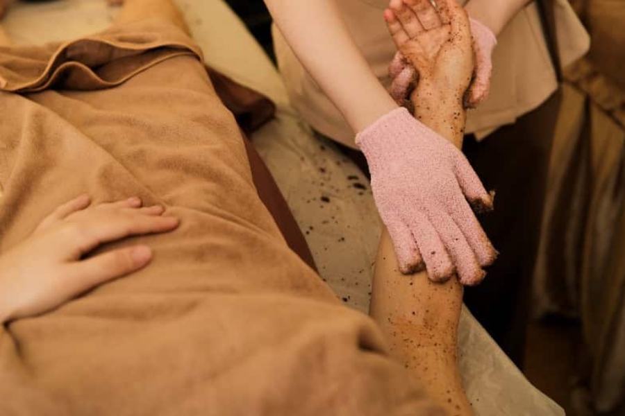 Massage tay bắt đầu bằng làm sạch da, loại bỏ bụi bẩn và thư giãn nhẹ nhàng