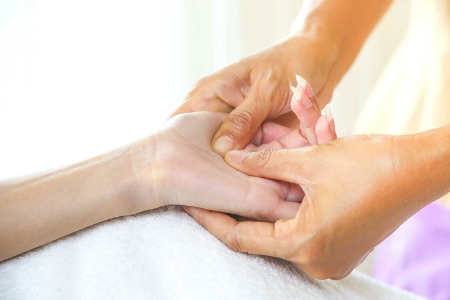 Massage tay tập trung bàn tay và ngón tay, giảm mỏi và thư giãn toàn thân