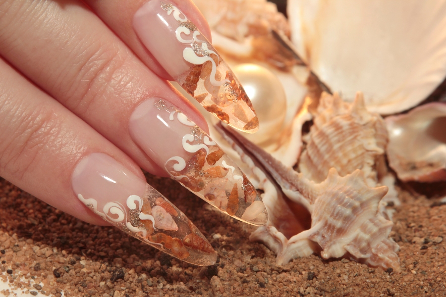 Để bộ nail thêm ấn tượng bạn có thể kết hợp với các hoạt tiết điểm xuyến