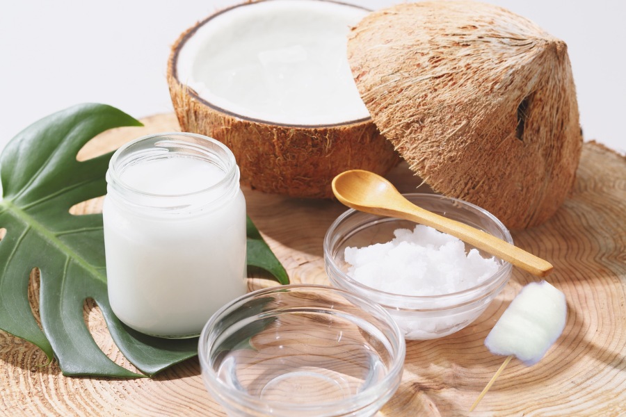 Dầu dừa ép lạnh giữ nguyên dưỡng chất giúp móng khỏe mạnh