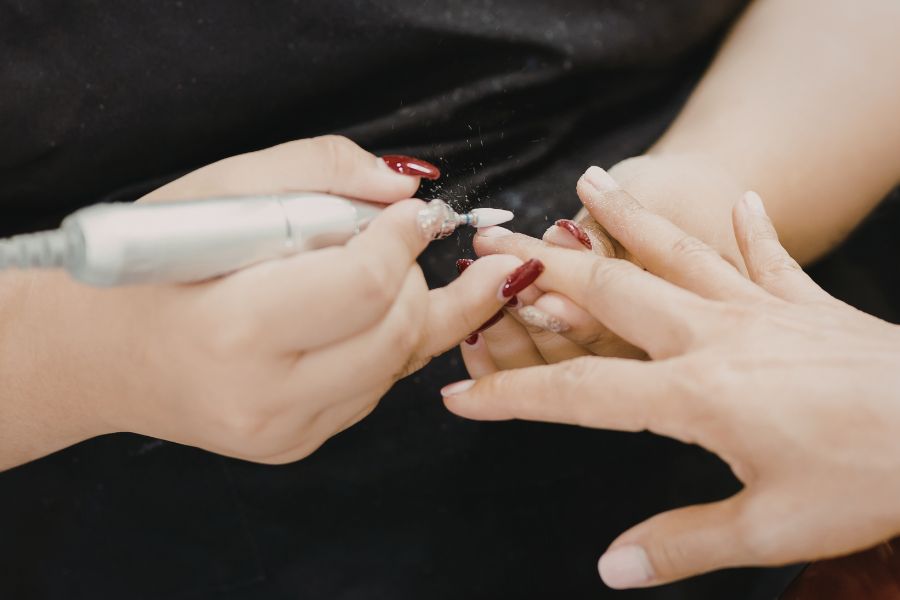 Phá gel là quy trình loại bỏ lớp sơn gel trên móng