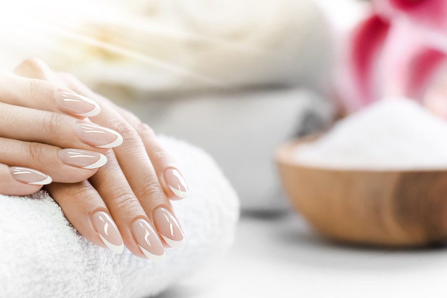 Nước muối giúp làm sạch và bảo vệ móng tay khỏi vi khuẩn