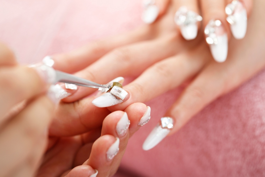 Tẩy da chết giúp nền móng mịn màng, sơn gel bền đẹp hơn