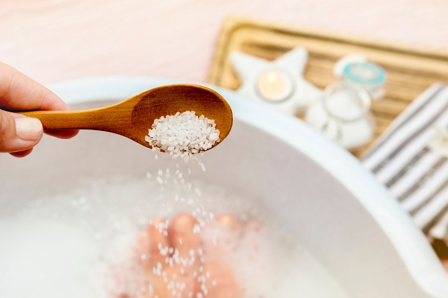 Ngâm tay chân với muối khoáng, thư giãn và làm mềm da