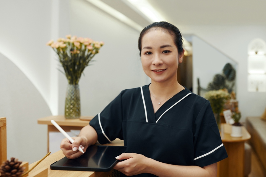 Đặt lịch tẩy da chết tay chân trước để không phải chờ!