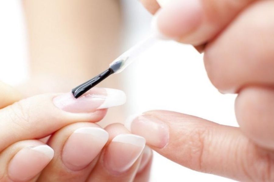 Tiến hành sơn trang trí và sơn dưỡng sau đắp gel móng