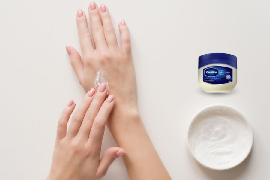 Thoa Vaseline và massage nhẹ nhàng