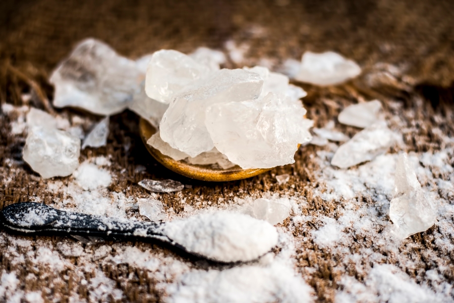 Dùng bột phèn chua trị nấm móng tay