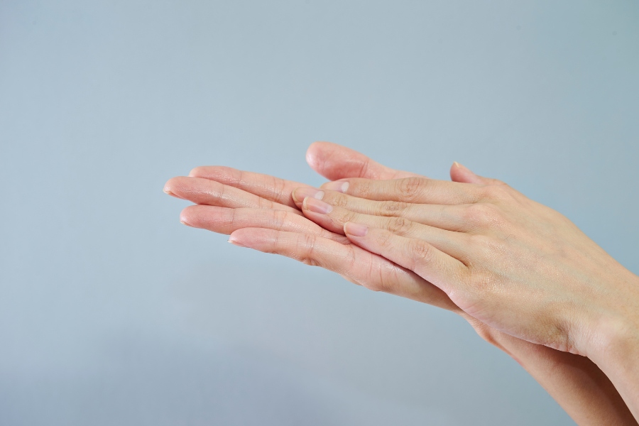 Massage dầu dừa trong vòng 5 - 10 phút