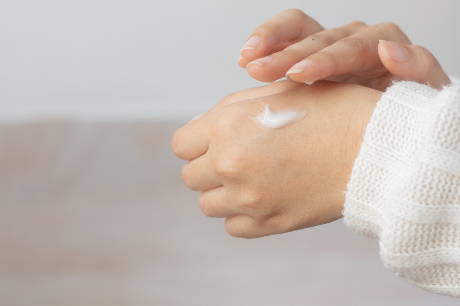 Sau khi đắp mặt nạ nha đam, bạn nên thoa thêm một lớp kem dưỡng ẩm