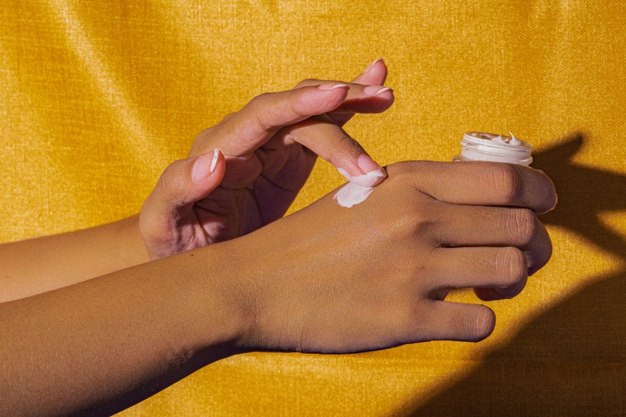 Thoa kem dưỡng ẩm sáng, tối đều đặn để giữ cho da tay mềm mịn