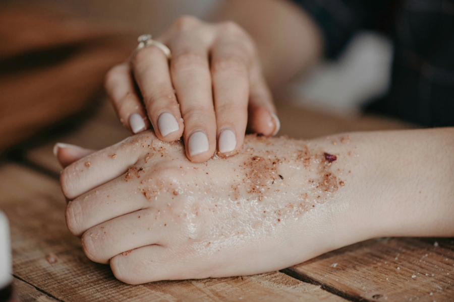 Tẩy tế bào chết cho da tay giúp loại bỏ da sần