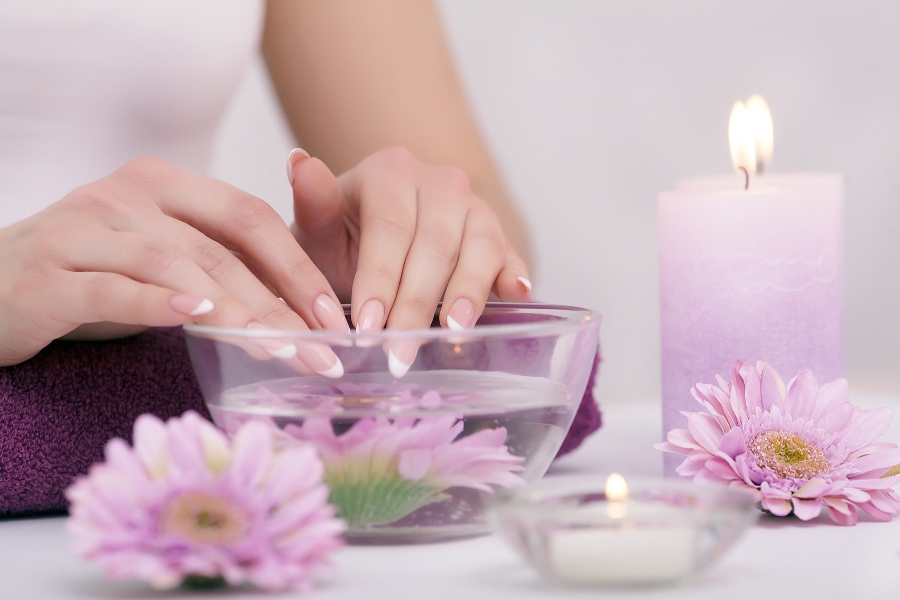 Ngâm tay với dầu thiên nhiên giúp tăng hiệu quả dưỡng ẩm