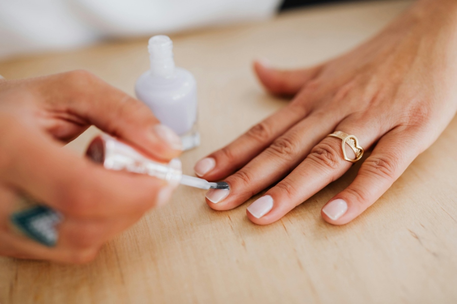 Dùng sơn dưỡng như lớp sơn hàng ngày sẽ giúp phục hồi và bảo vệ móng hiệu quả