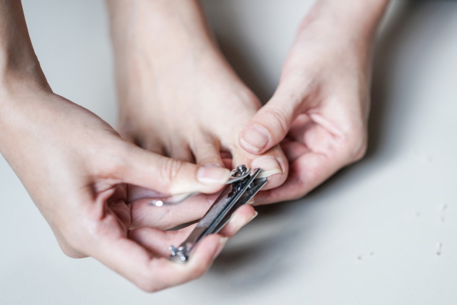 Cắt móng sai cách gây hại cho móng chân