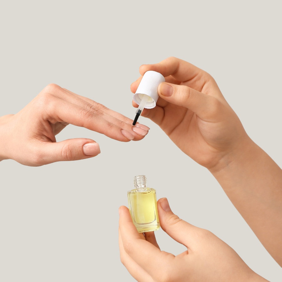 Bí Quyết Dùng Dầu Dưỡng Móng Tay Giúp Móng Bóng Đẹp