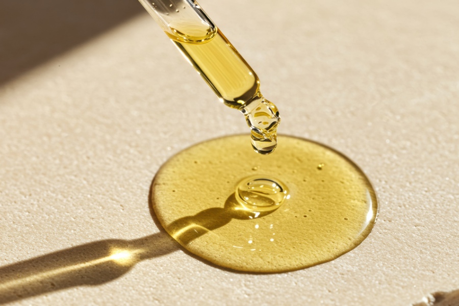 Dưỡng da tay bằng dầu gấc nguyên chất cũng mang lại hiệu quả cao