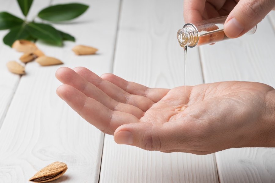 Lấy một lượng dầu oliu vừa đủ