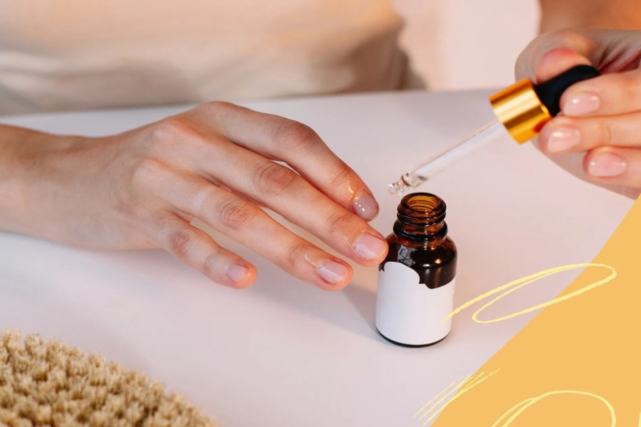 Dưỡng móng tay thường xuyên bằng Vaseline