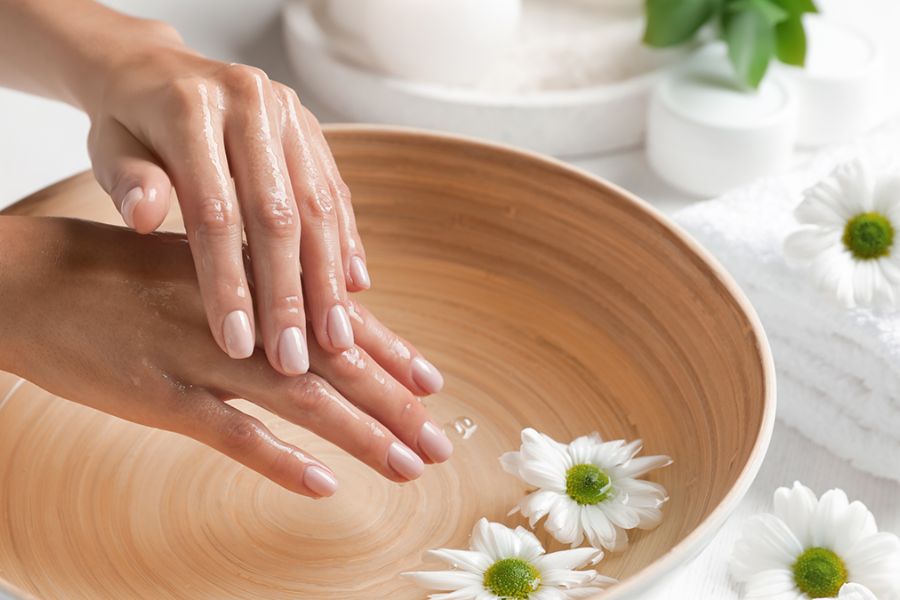 Cách dưỡng móng tay trắng giấm trắng giúp kháng khuẩn và tẩy nhẹ vết ố trên móng