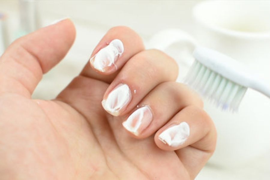 Kem đánh răng có tác dụng làm sáng móng tạm thời, dễ áp dụng