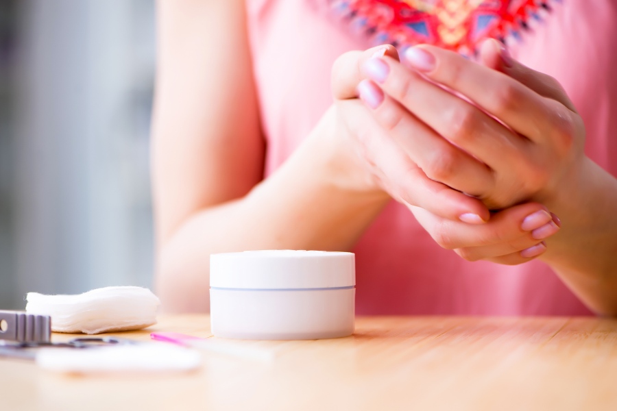 Bạn cần vệ sinh móng tay trước khi thoa kem