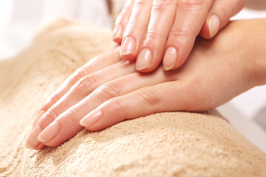 Massage móng và biểu bì với dầu oliu cũng là một cách dưỡng móng tay tại nhà hiệu quả