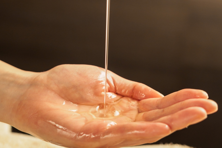 Dùng dầu Vitamin E nguyên chất để massage