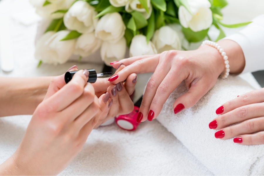 Thường xuyên sơn móng tay cũng có thể khiến móng đổi màu vàng