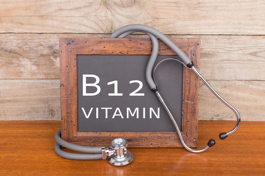 Thiếu vitamin B12 khiến móng tay dễ xỉn màu, vàng và yếu giòn