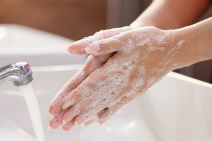 Làm sạch tay trước khi dưỡng da