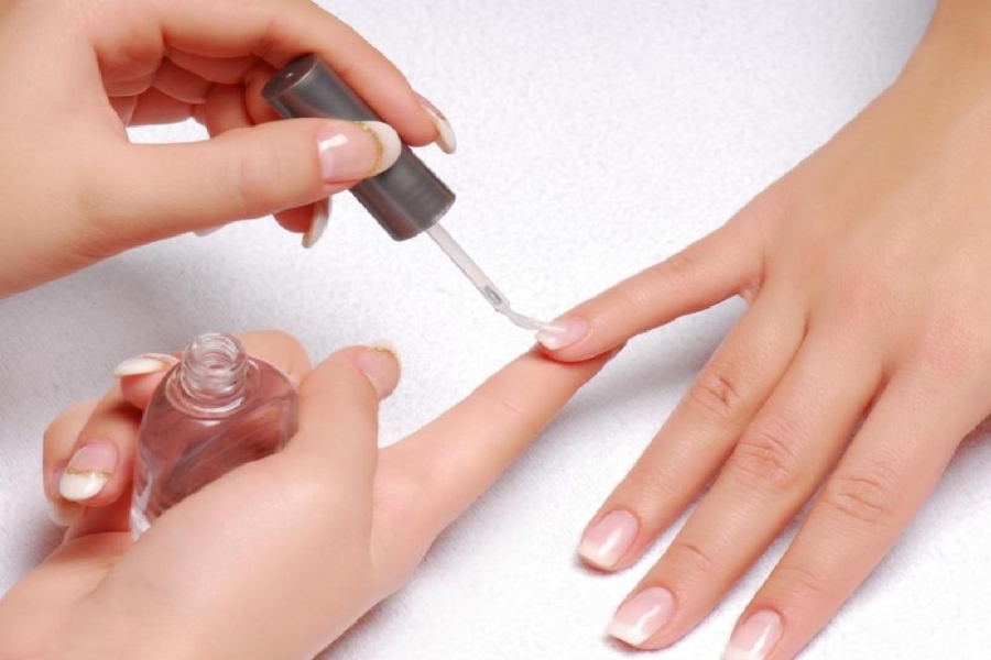Sơn dưỡng là dung dịch trong suốt có khả năng nuôi dưỡng móng tay