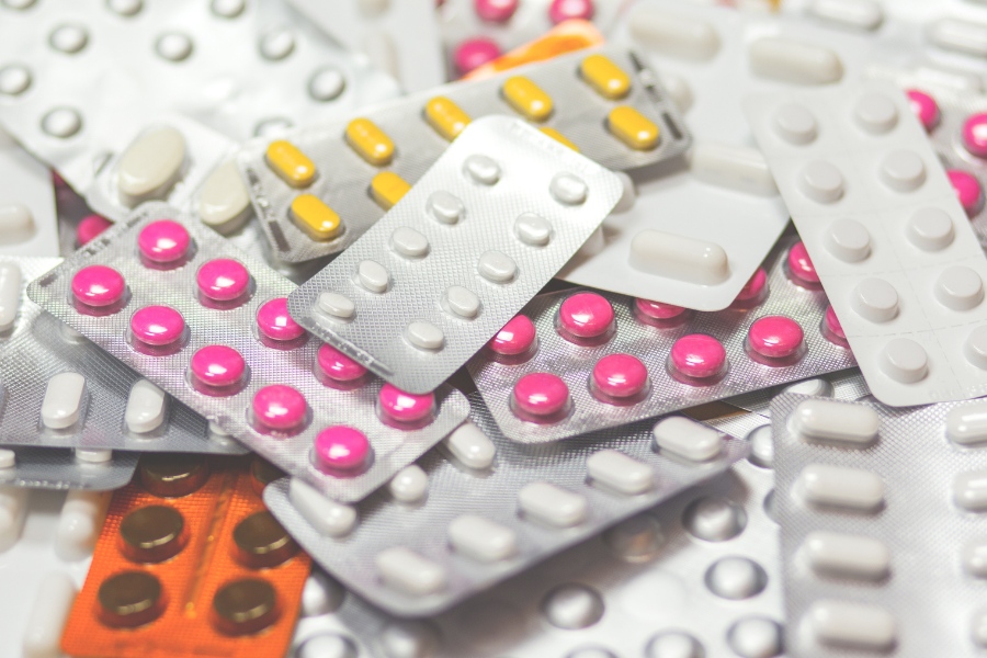 Bạn cần dụng thuốc điều trị theo chỉ định của bác sĩ để móng tay nhanh chóng hồi phục